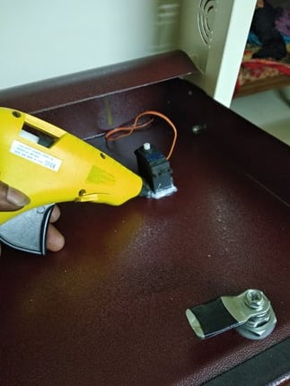 attaching servo motoe to shoe rack